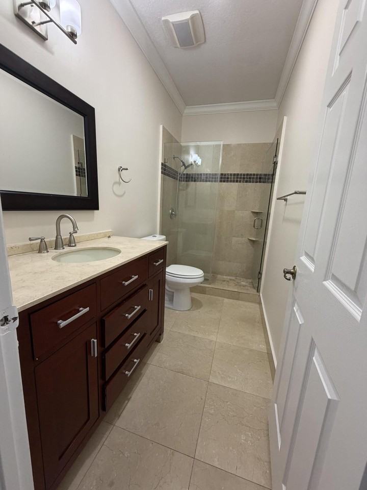 10747 Nw 70th Ter - Photo 7 of 12