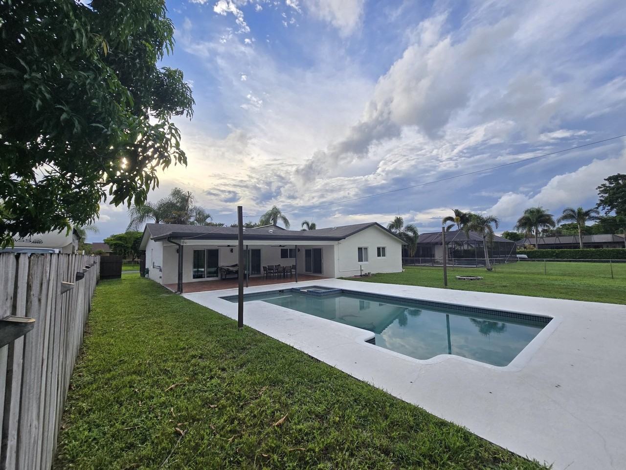 840 Nw 48th Ave - Photo 2 of 26