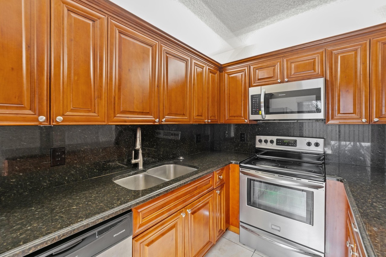 385 Lake Arbor Dr - Photo 6 of 9