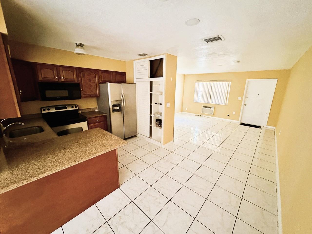 1685 Nw 60th Ave #B - Photo 5 of 17