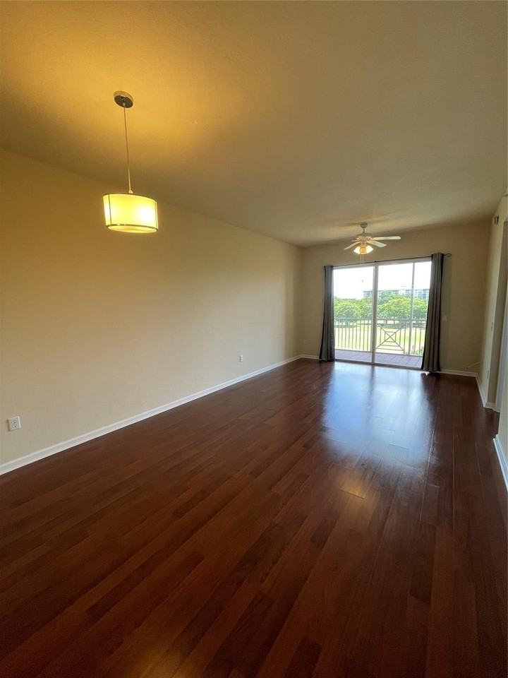 3500 Oaks Clubhouse Dr #510