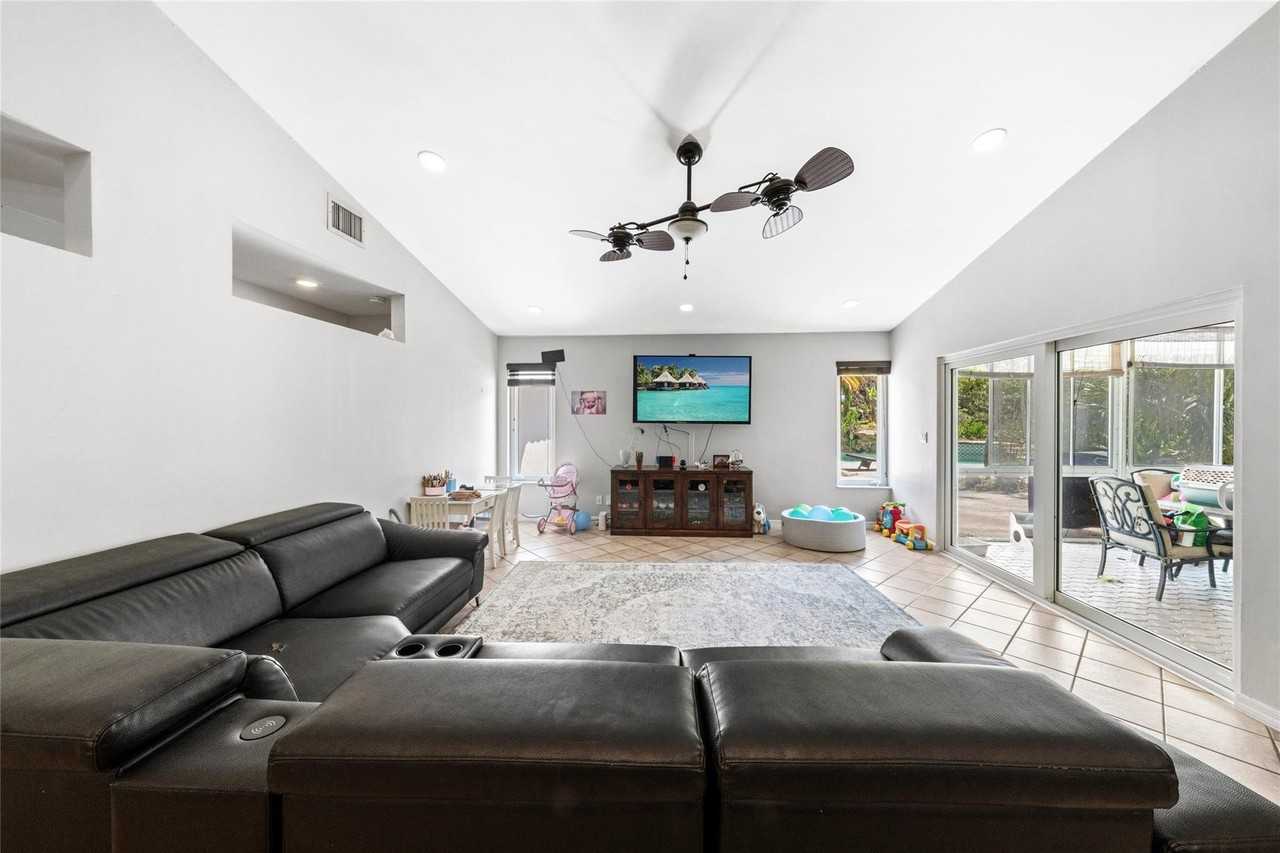 14463 Sw 16th Ct - Photo 4 of 43