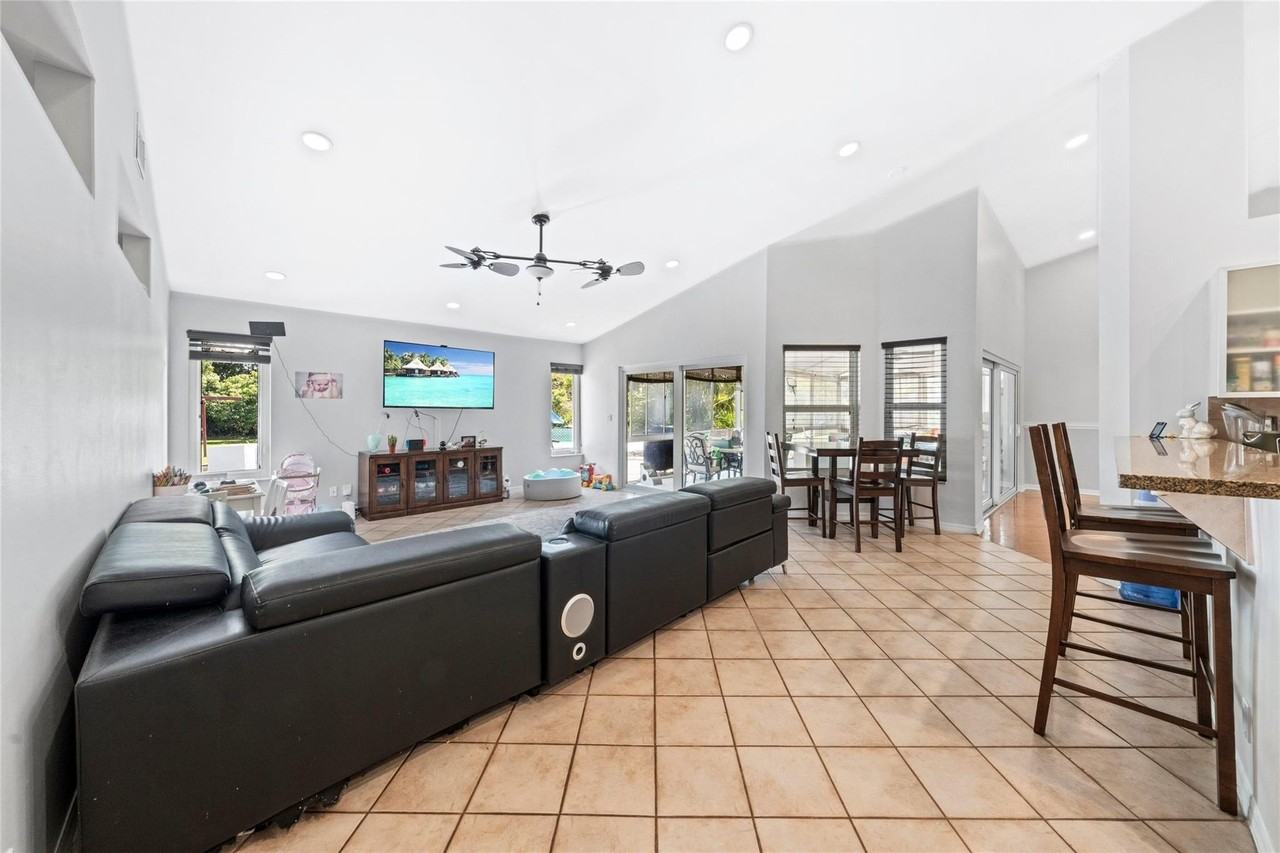 14463 Sw 16th Ct - Photo 5 of 43