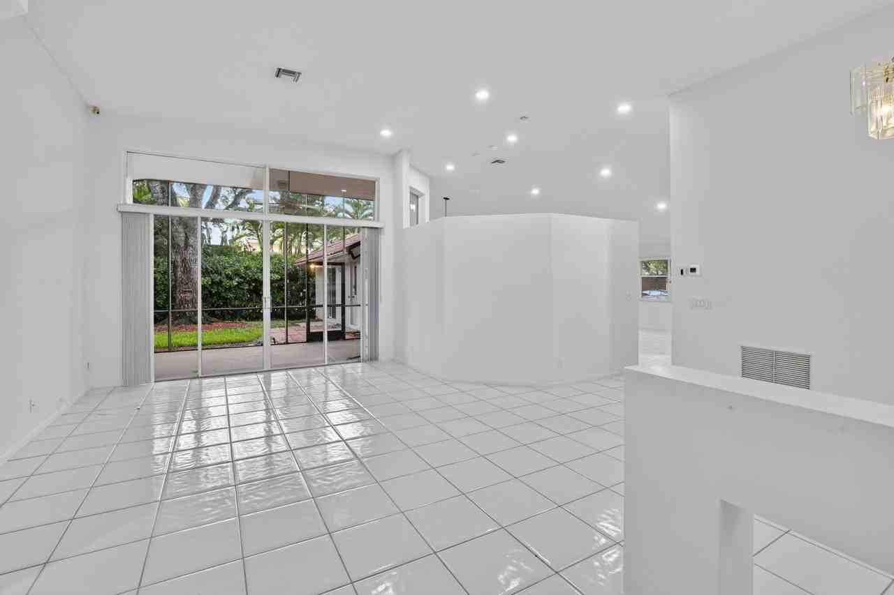 924 Spoonbill Cir - Photo 3 of 50