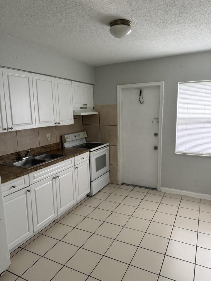 4231 Nw 31st Ave #1 - Photo 3 of 8
