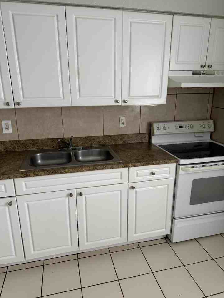 4231 Nw 31st Ave #1 - Photo 4 of 8