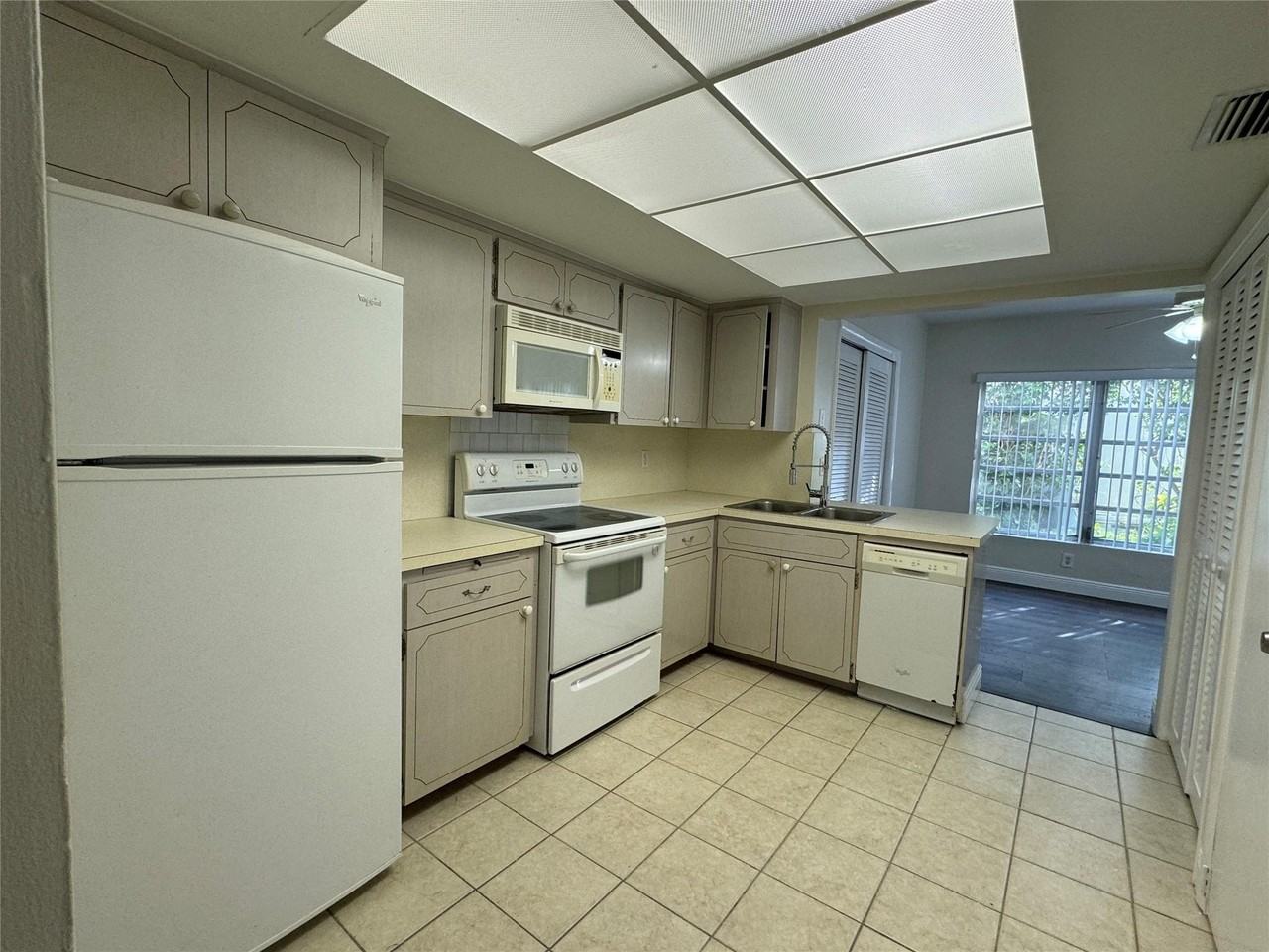 1060 Ne 23rd Ter #2 - Photo 7 of 24