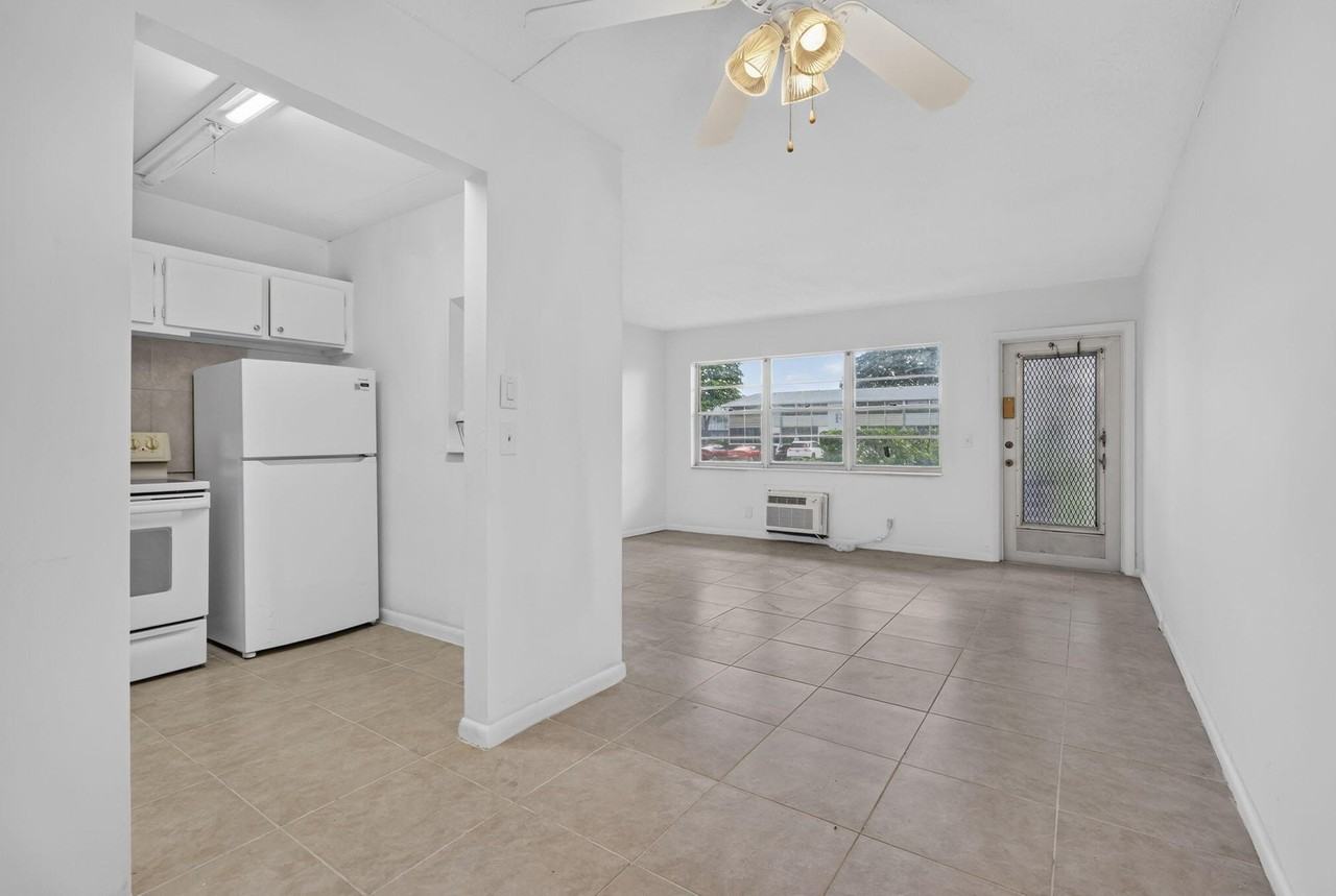 210 Canterbury J #210 - Photo 5 of 35