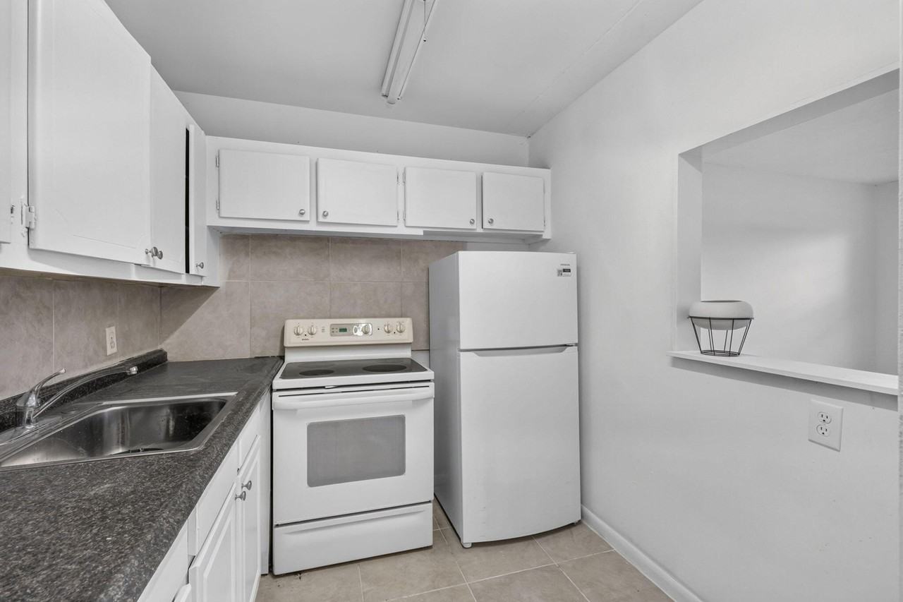 210 Canterbury J #210 - Photo 6 of 35