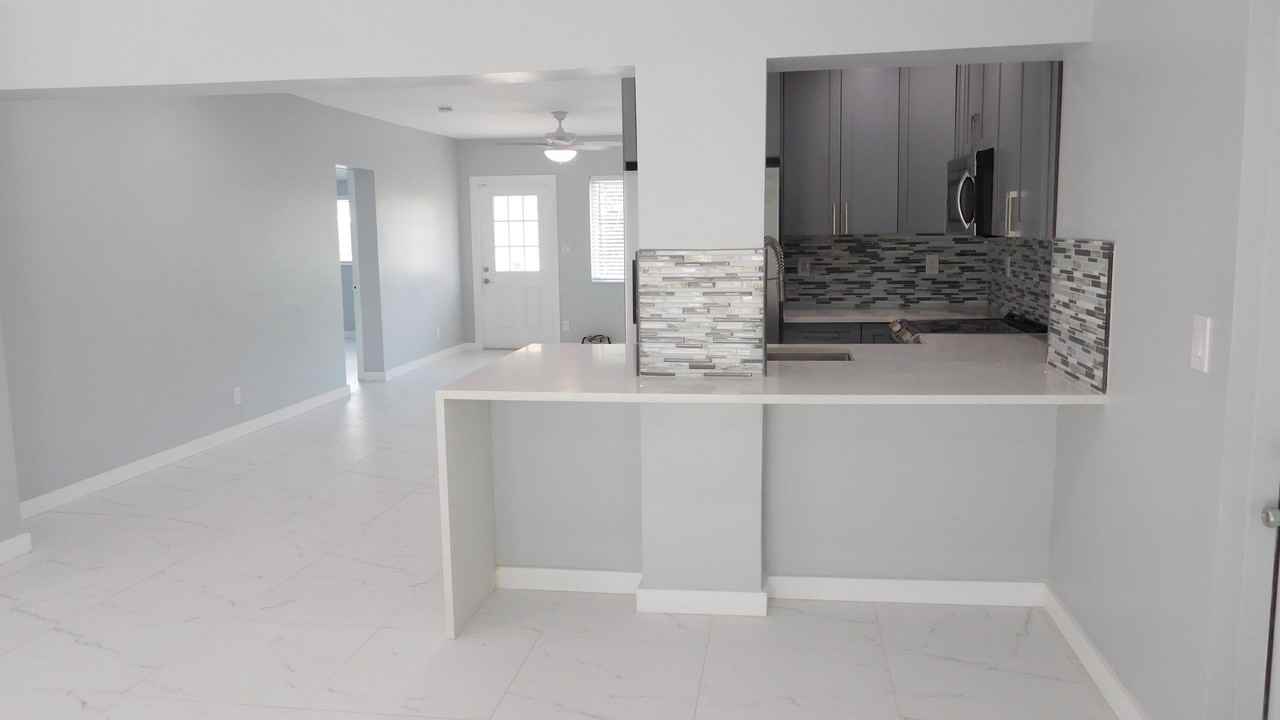 258 Ne 22nd St - Photo 2 of 31