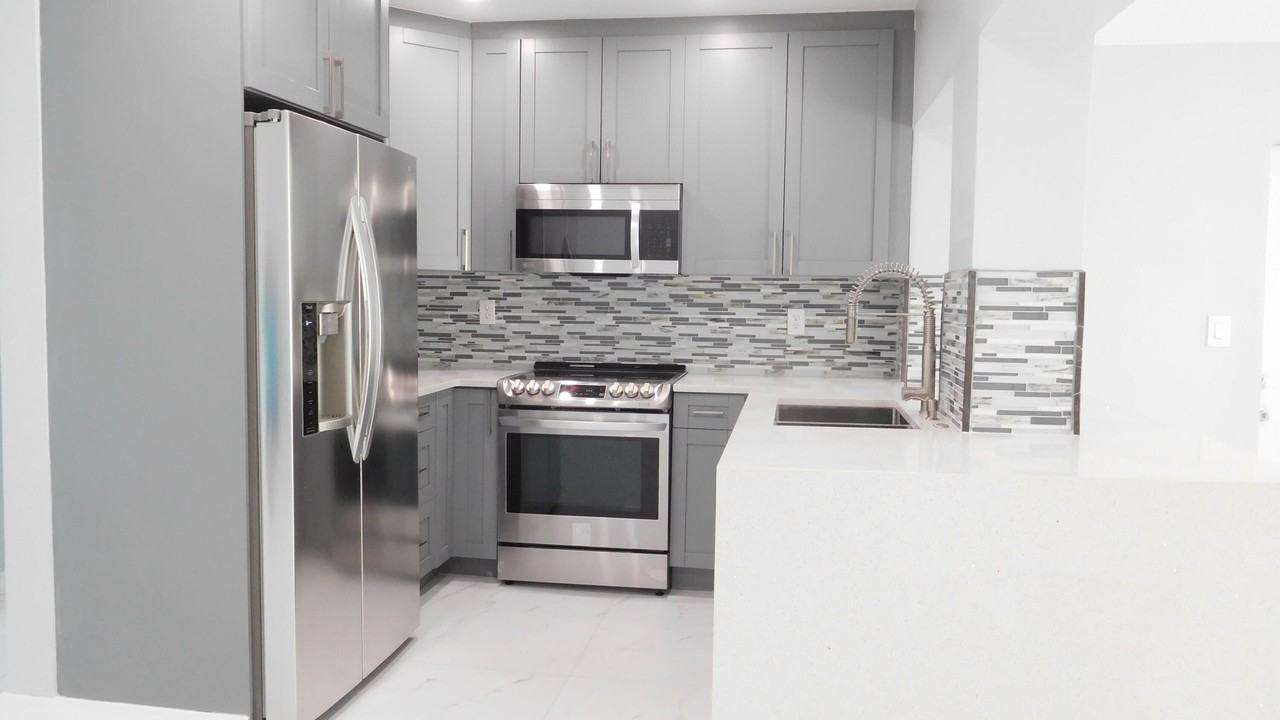 258 Ne 22nd St - Photo 3 of 31