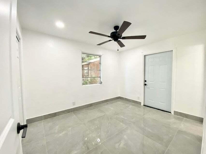 660 Ne 34th Ct #3 - Photo 5 of 9