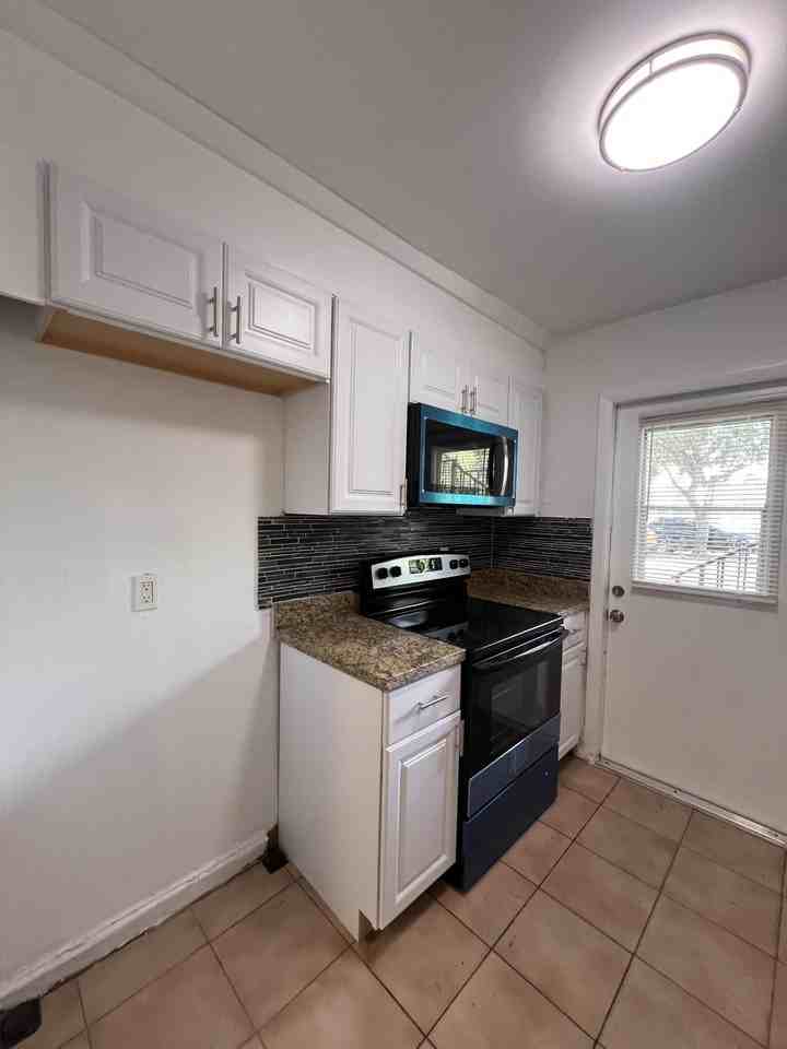 645 Sw 20th Ct #0020 - Photo 7 of 24