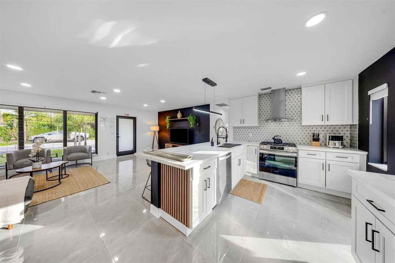 2925 Ne 1st Ave - Photo 7 of 50