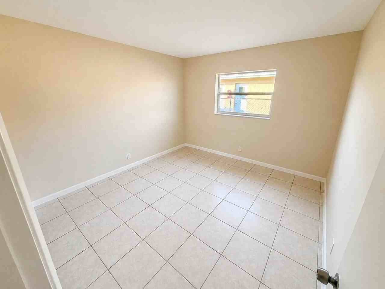 4151 Nw 30th Ter - Photo 6 of 9
