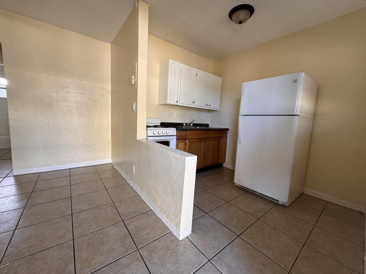 825 Nw 10th Ter #13 - Photo 5 of 6