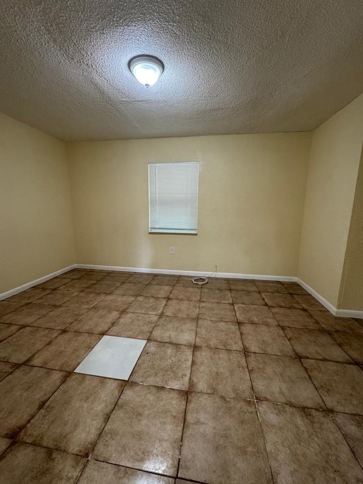 200 Nw 14th St #5 - Photo 3 of 4