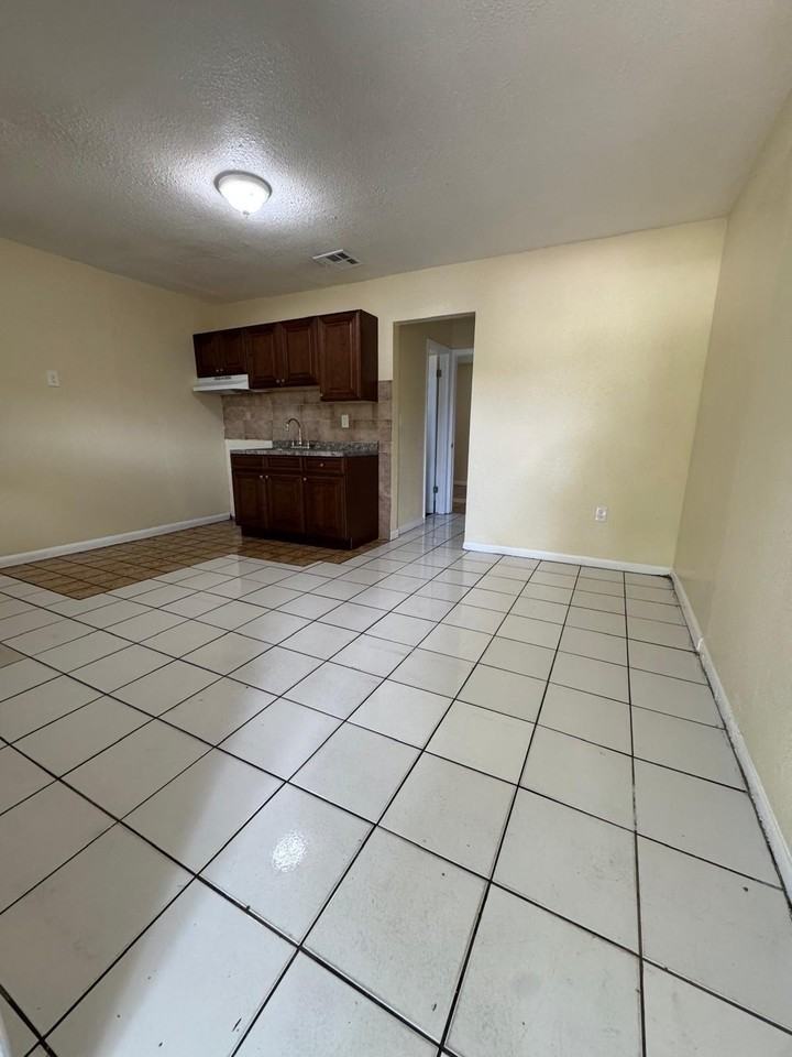 200 Nw 14th St #5 - Photo 4 of 4