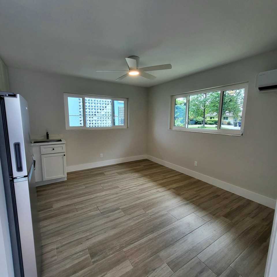 809A Nw 30th Ct #809A - Photo 3 of 8