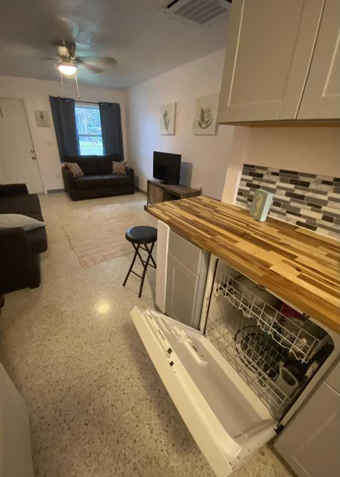 1112 Avenue E #A - Photo 5 of 8