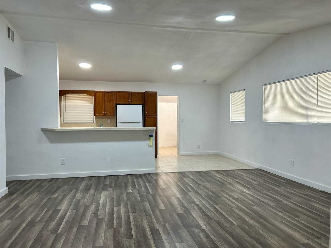 417 Sw 25th Ter - Photo 3 of 31