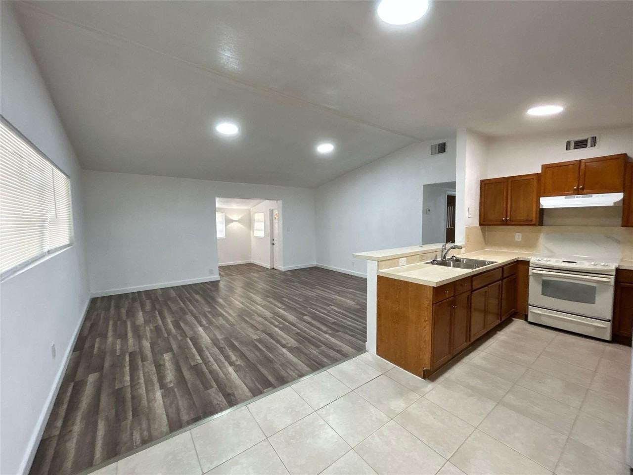 417 Sw 25th Ter - Photo 4 of 31