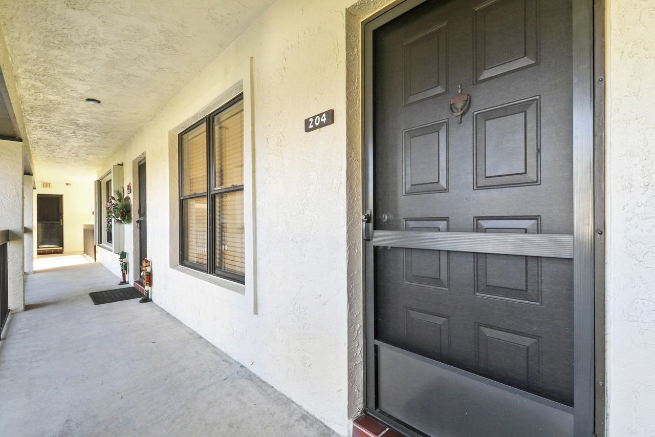 540 Sw South River Dr - Photo 3 of 14