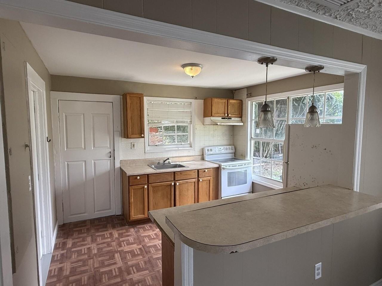 2422 Genessee Ave - Photo 4 of 10