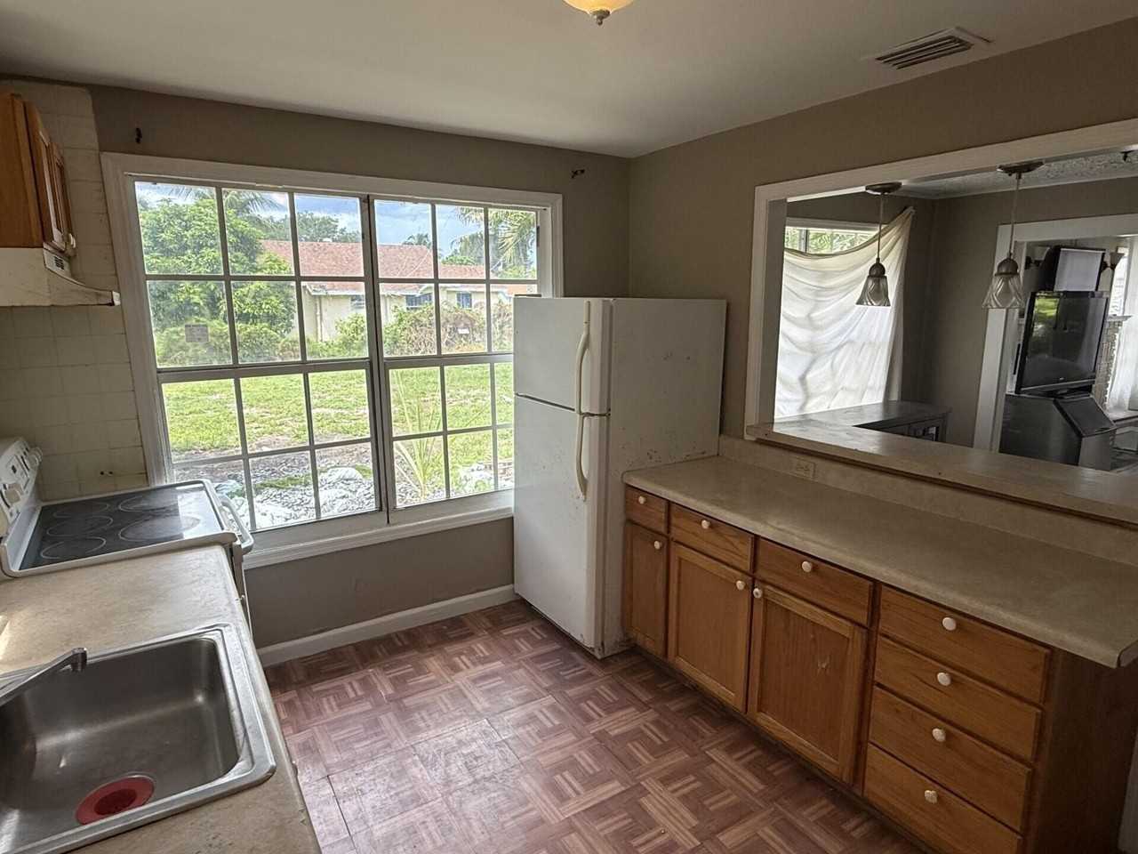 2422 Genessee Ave - Photo 5 of 10
