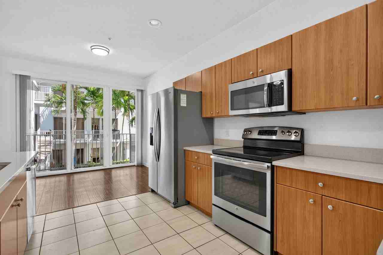 2725 Ne 8th Ave #112 - Photo 3 of 49