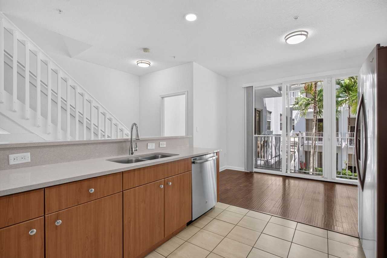 2725 Ne 8th Ave #112 - Photo 4 of 49