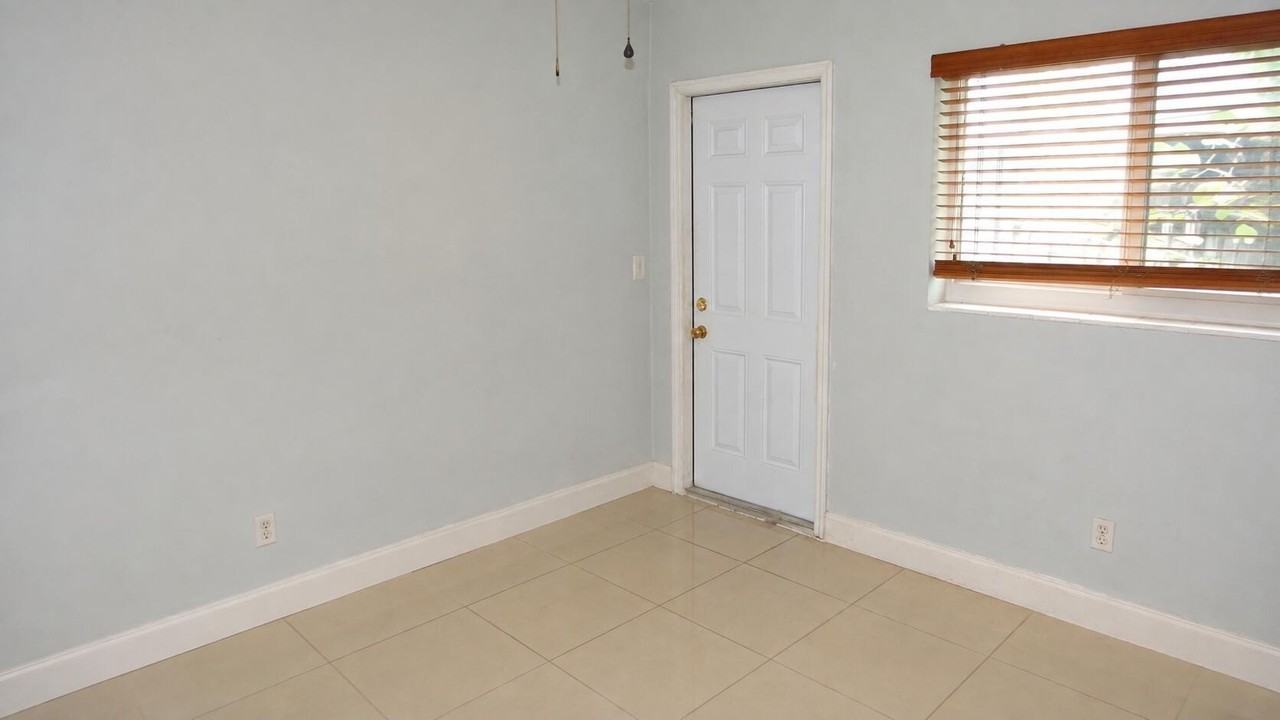 2631 Sw 13th Ave #2 - Photo 6 of 9