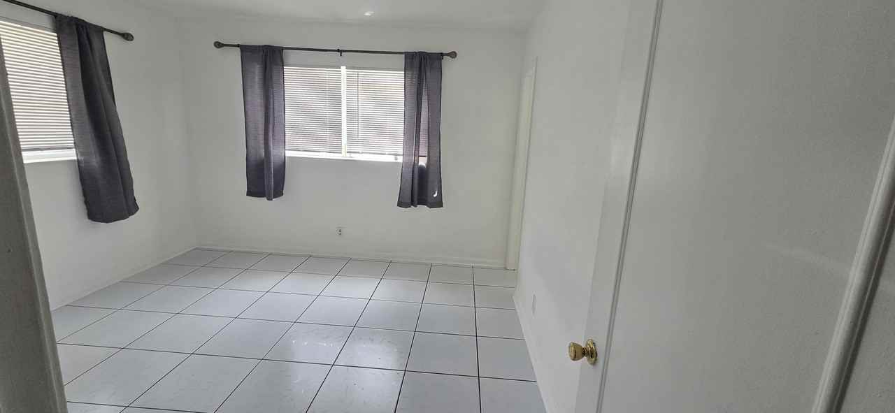 2521 Ne 10th St #1 - Photo 6 of 8