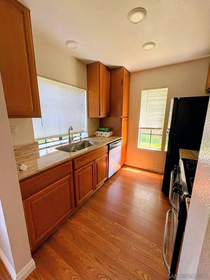 13219 Wimberly Sq - Photo 3 of 24