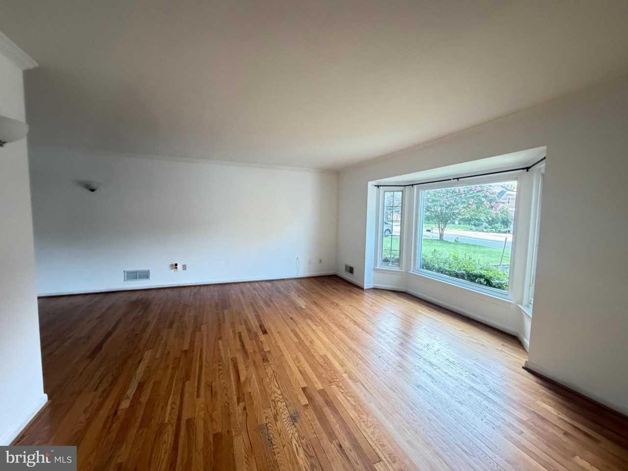 5808 Greentree Rd - Photo 3 of 23
