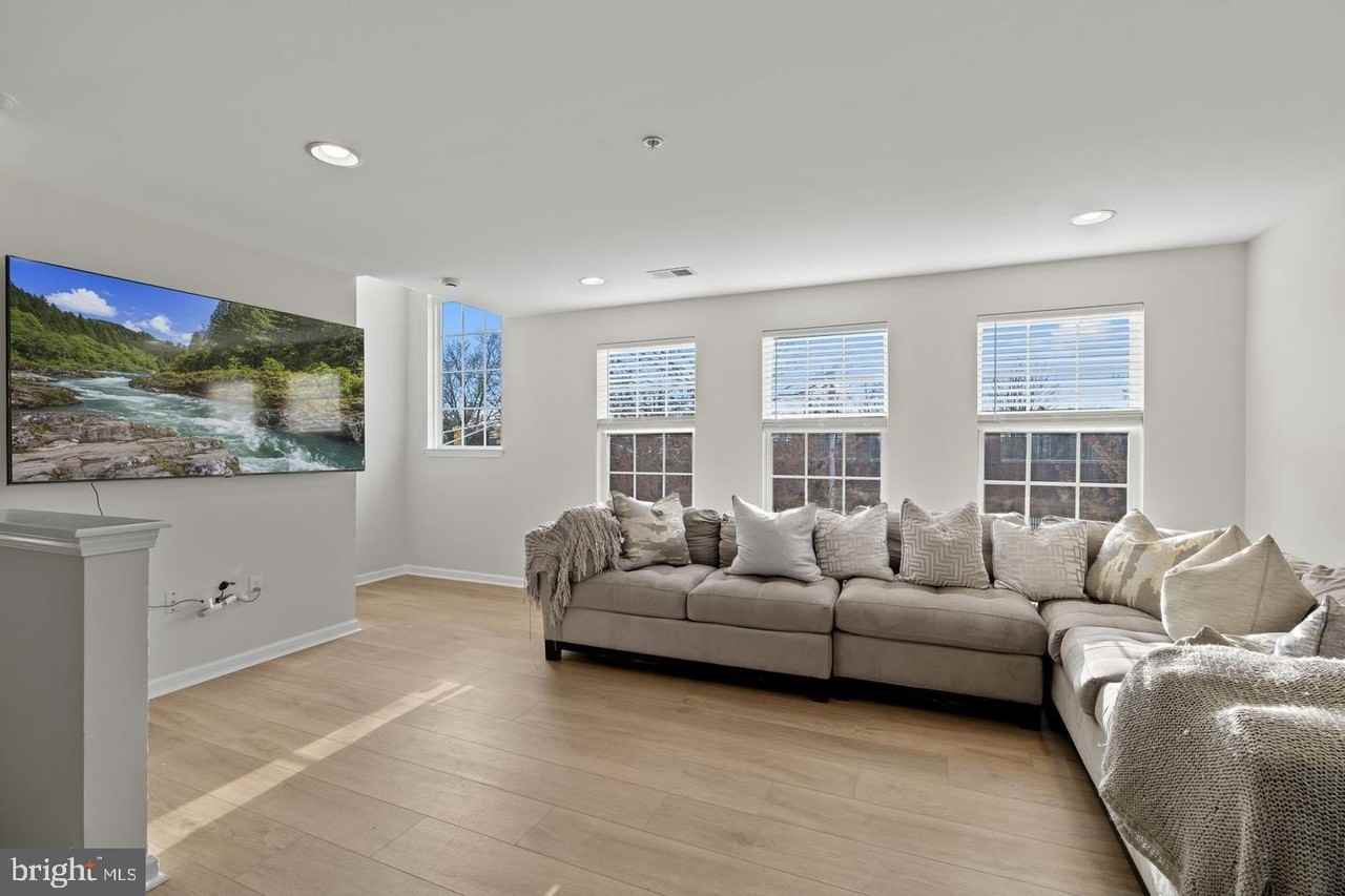 1032 Lamberton St - Photo 3 of 32