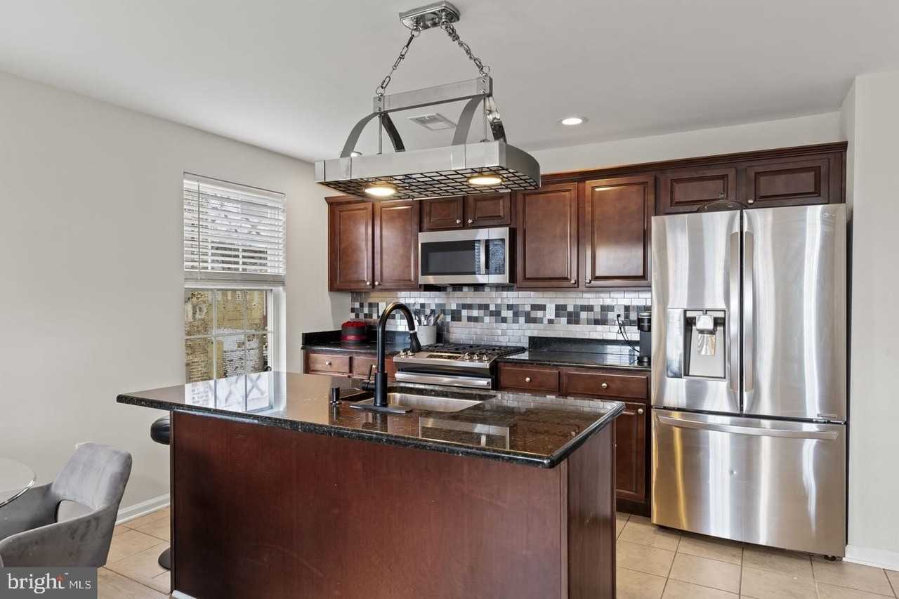 1032 Lamberton St - Photo 6 of 32