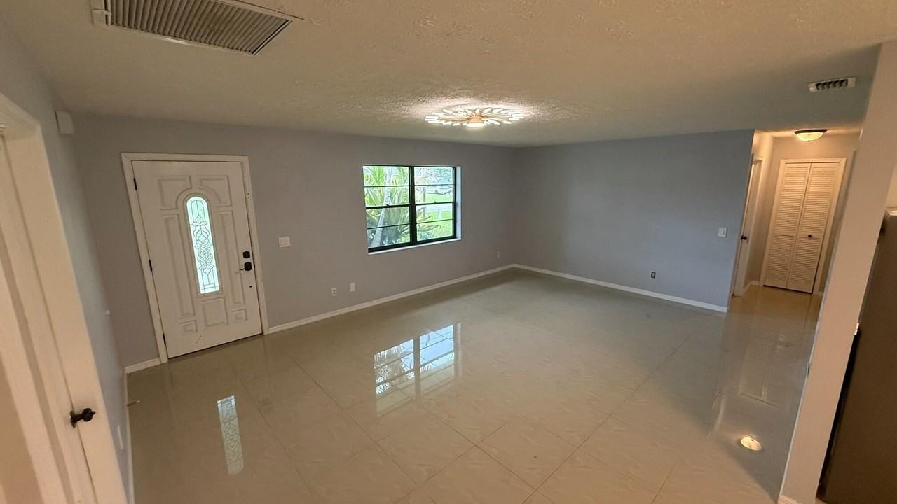1832 Se Manth Ln - Photo 2 of 13