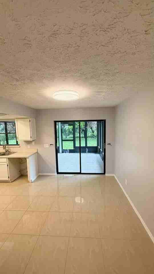1832 Se Manth Ln - Photo 3 of 13