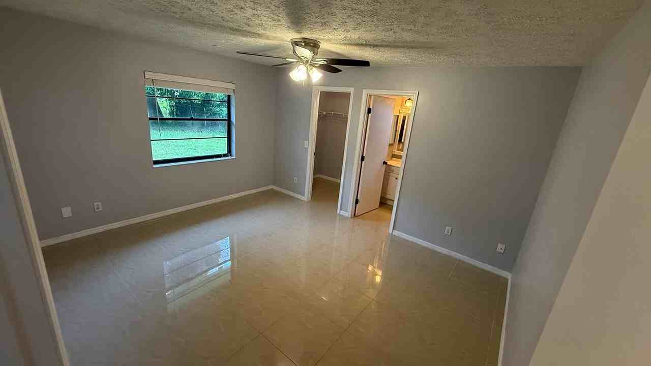 1832 Se Manth Ln - Photo 4 of 13