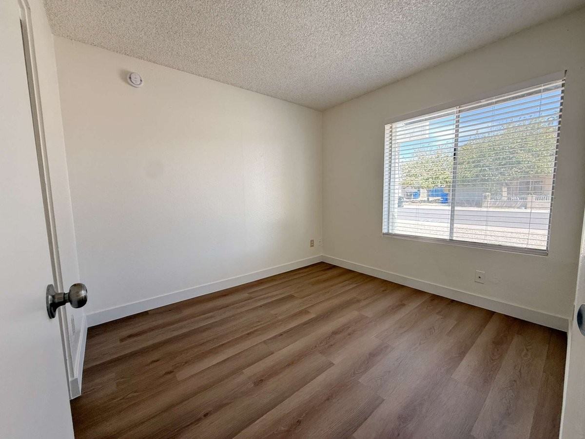 15420 N 23rd Dr - Photo 3 of 31