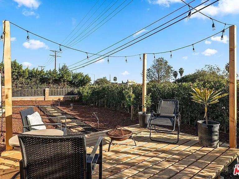 16233 Parthenia St - Photo 3 of 13