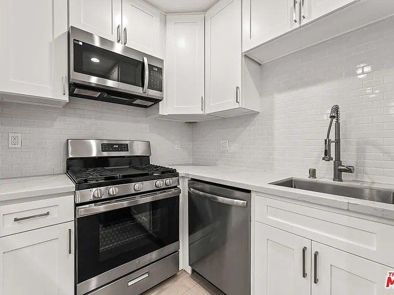 16235 Parthenia St - Photo 4 of 10