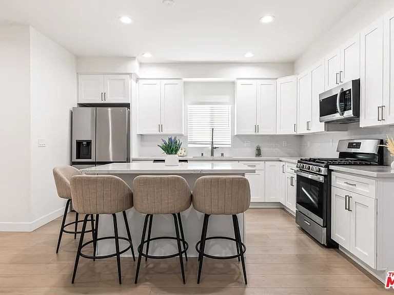 16231 Parthenia St - Photo 2 of 12