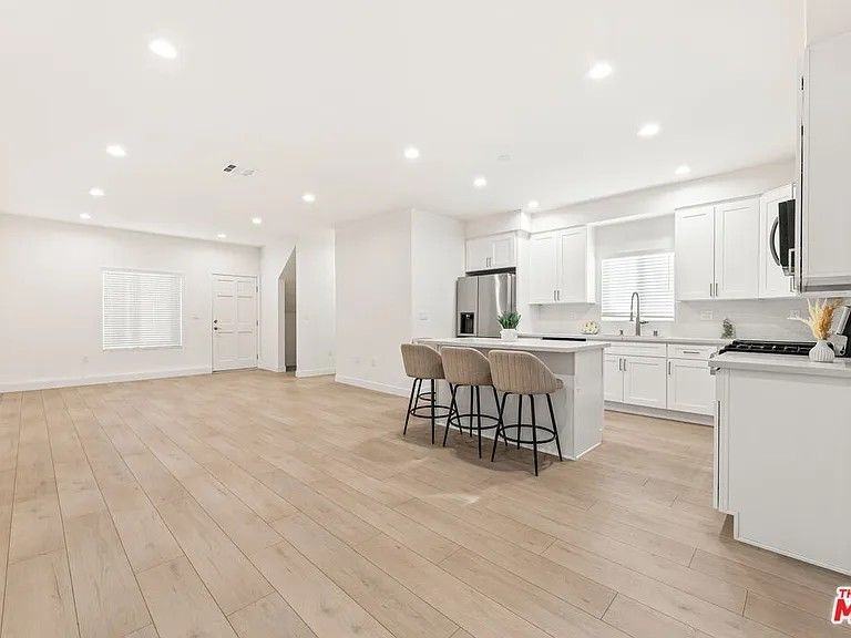 16231 Parthenia St - Photo 6 of 12