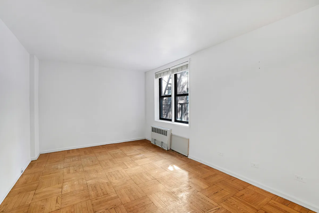 345 Webster Ave - Photo 3 of 9