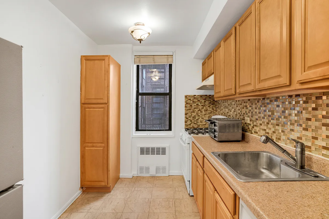 345 Webster Ave - Photo 4 of 9