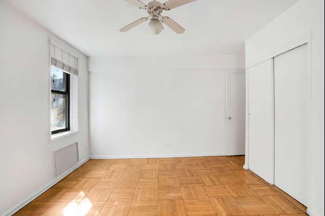 345 Webster Ave - Photo 5 of 9
