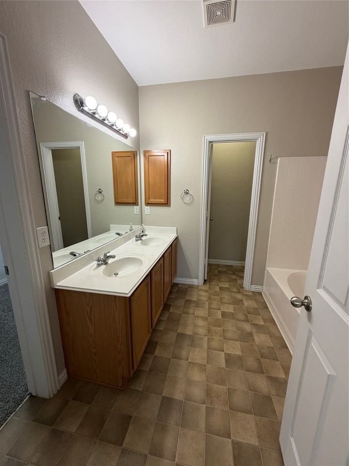 4401 Willow Wood Rd - Photo 5 of 18
