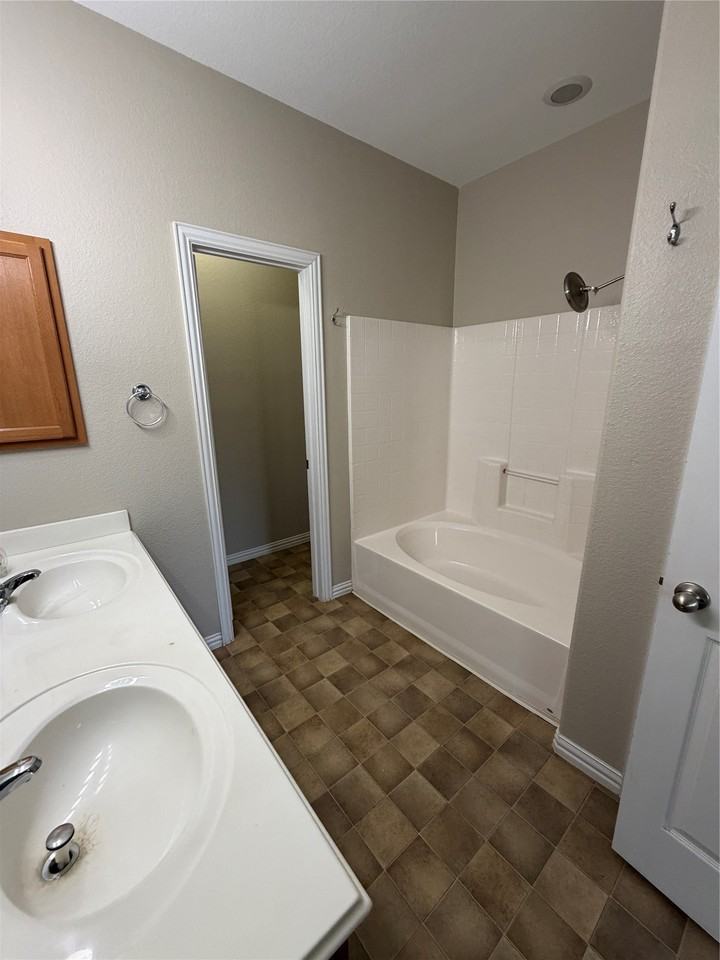 4401 Willow Wood Rd - Photo 7 of 18